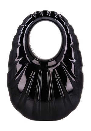 Glanzende zwarte handtas met een uniek geplooid ontwerp en een groot ovaal uitgesneden handvat in het midden op een witte achtergrond.