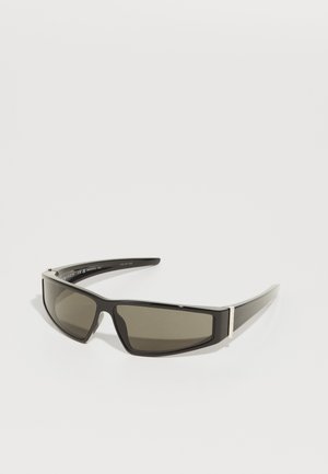 Ochelari de soare negri cu un design rectangular, lentile întunecate și temple elegante cu accente argintii. Textură netedă și formă modernă.