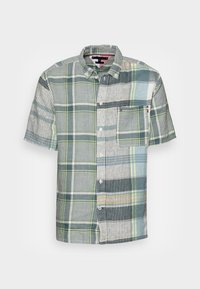 Camicia a maniche corte a quadri in verde, blu e bianco. Presenta motivi variati, colletto con bottoni e taschino sul petto con bordi a contrasto.