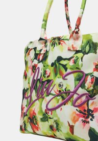 Borsa a mano in tela con fiori verdi e rosa, dettaglio del nome ricamato in viola e un accento di strass sul davanti.