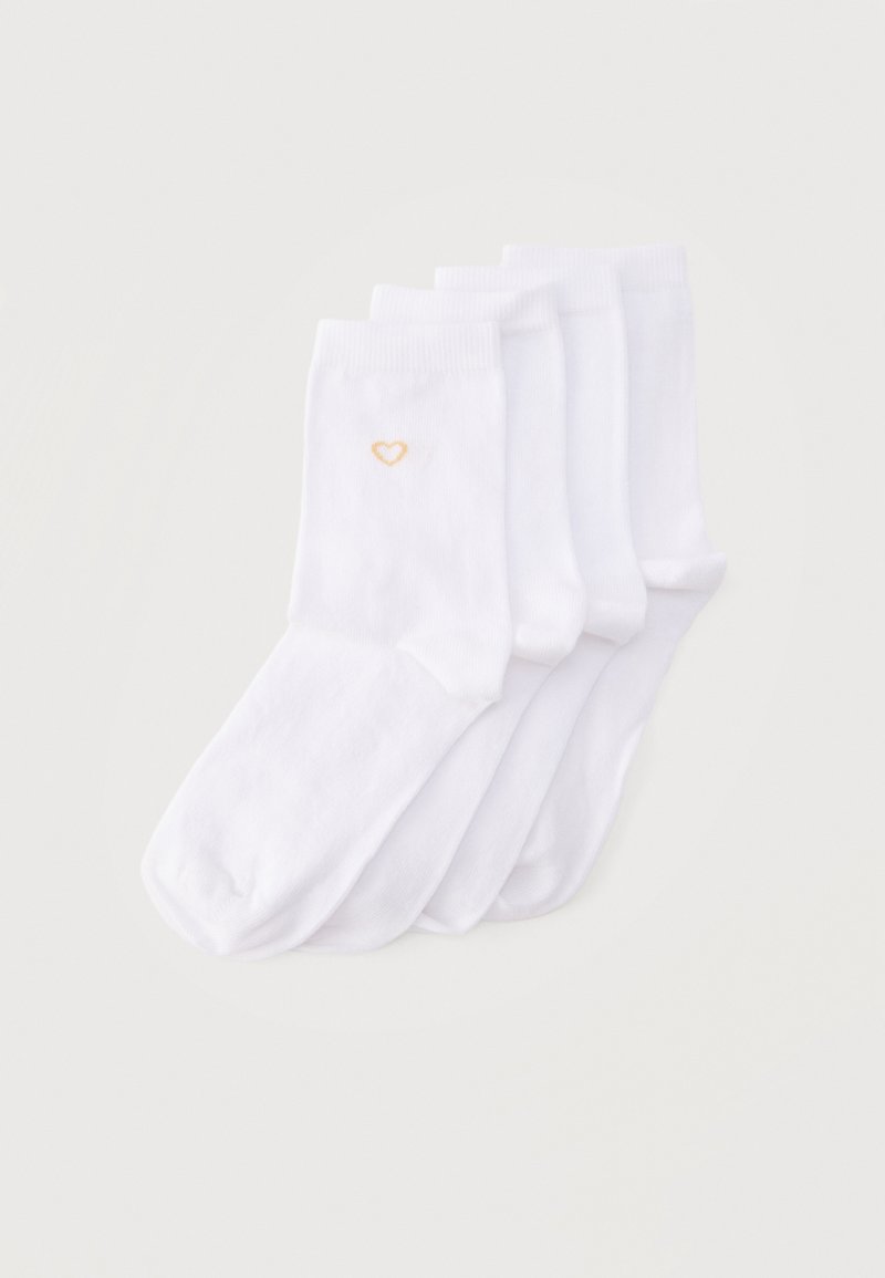 Ensemble de cinq chaussettes blanches à la cheville avec un petit cœur jaune brodé près du bord supérieur d'une chaussette.