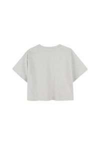 Camiseta gris de corte cropped, hecha de una tela suave, con mangas cortas, cuello redondo y un diseño de espalda simple y sin costuras.