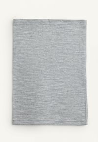 Pezzo di tessuto grigio e strutturato con un sottile motivo a tinta mista. I bordi sono cuciti con cura. Non sono visibili decorazioni o elementi hardware evidenti.