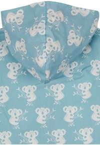 Tessuto azzurro chiaro con fantasie di koala bianchi e rami, caratterizzato da un design con cappuccio. Texture liscia con una stampa giocosa e fantasiosa.
