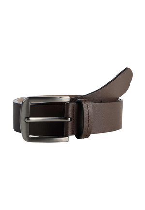 Brauner Ledergürtel mit silberner rechteckiger Schnalle, aufgerollt mit angehobener Spitze, isoliert vor weißem Hintergrund.