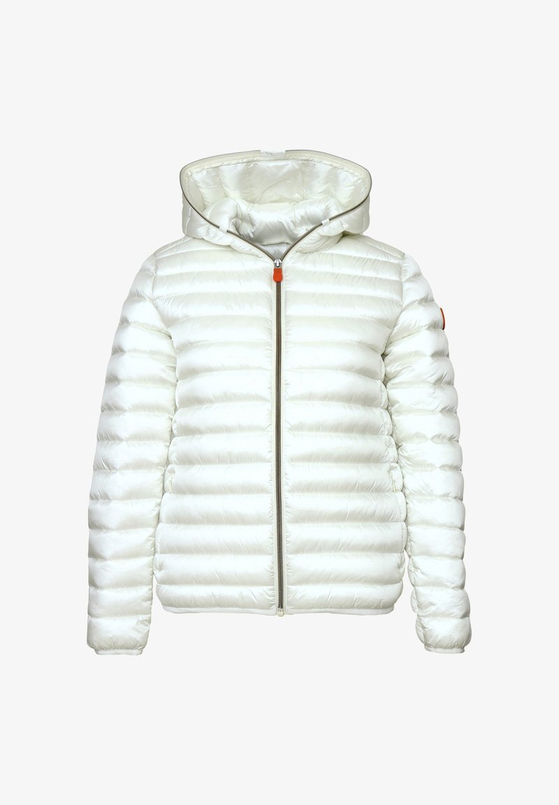 Giacca di piumino bianca con cappuccio, caratterizzata da sezioni imbottite orizzontali, una cerniera frontale e un tirante arancione. Texture liscia e lucida.
