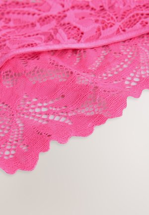 Material roz din dantelă cu modele florale și margini ondulate, având o textură deschisă și un aspect delicat.