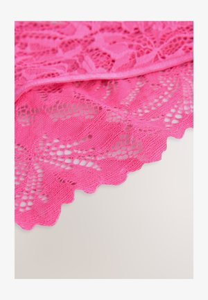 Tela de encaje rosa con patrones florales y bordes con volantes, que presenta un tejido abierto y texturizado para un aspecto delicado.