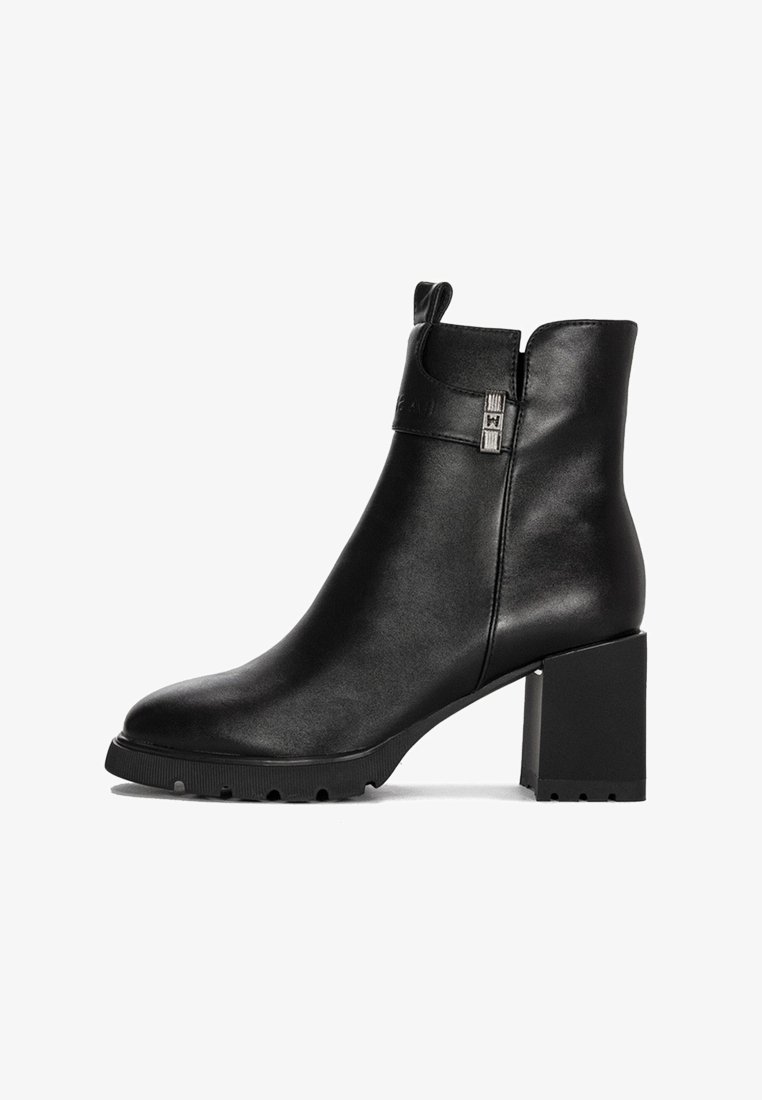 Czarne skórzane botki za kostkę na słupku, o zaokrąglonym nosku, z bocznym paskiem ze srebrną klamrą i uchwytem na tylnej części cholewki.