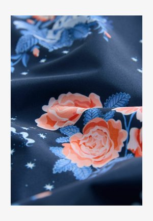Marineblauer Stoff mit großen korallen- und blauen Blumenmustern sowie grünen Blättern, glatte Textur und dezente, sternenähnliche Akzente, die verstreut sind.