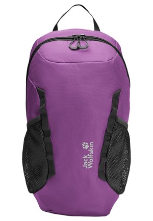 Sac à dos violet compact avec poches latérales en filet noir, fermeture éclair sur le dessus et logo Jack Wolfskin au centre avant.