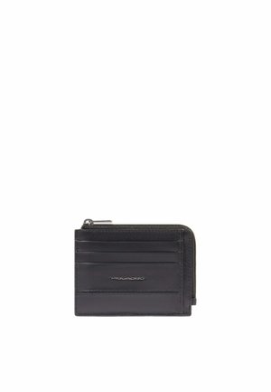 Schwarzer Lederkartenhalter mit mehreren Kartenfächern, einem Reißverschlussfach und geprägtem Logo. Glatte Textur mit klaren Linien und minimalistischem Design.