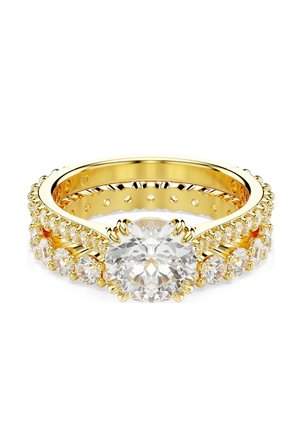 Gouden ring met een grote ronde centrale diamant, omringd door kleinere diamanten die in een dubbele rij langs de band zijn gezet.