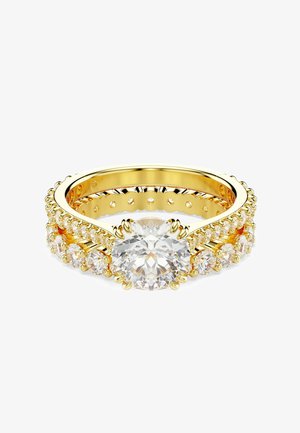 Gouden ring met een grote ronde centrale diamant, omringd door kleinere diamanten die in een dubbele rij langs de band zijn gezet.