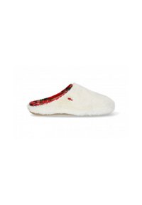 Zapatilla blanca y esponjosa con una parte superior de textura suave y un patrón escocés rojo alrededor de la abertura. Cuenta con una suela de goma beige.