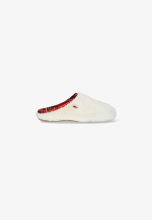 Zapatilla blanca y esponjosa con una parte superior de textura suave y un patrón escocés rojo alrededor de la abertura. Cuenta con una suela de goma beige.