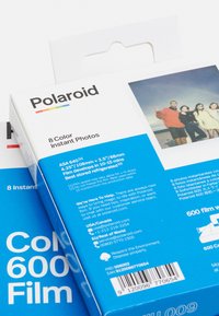 Πακέτο φωτογραφιών Polaroid 8 χρωματικών άμεσων φωτογραφιών, ορθογώνιο σχήμα, λευκό και μπλε σχέδιο, περιλαμβάνει λεπτομέρειες προϊόντος και γραμμοκώδικα στη πίσω πλευρά.
