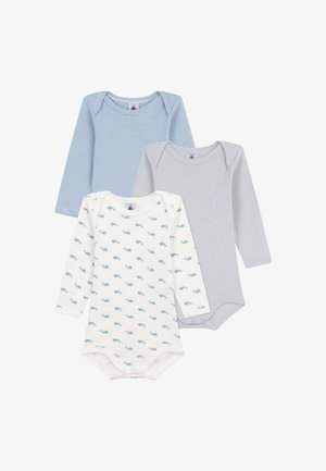 Trois bodys enfants à manches longues : rayé bleu, bleu clair uni et blanc avec imprimé de baleine bleue ; en coton doux ; avec des fermetures à pression.