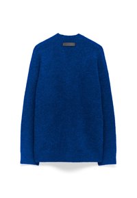 Niebieski sweter wełniany o teksturowanym wykończeniu, z okrągłym dekoltem i długimi rękawami. Na dekolcie z tyłu znajduje się metka materiałowa.