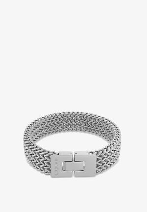 Zilveren metalen armband met een geweven ontwerp, voorzien van een rechthoekige sluiting met gladde randen en gegraveerde merknaam.