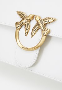 Pinko LOVE ONE TOP HANDLE CLASSIC - Kézitáska - bianco nembo/antique-gold