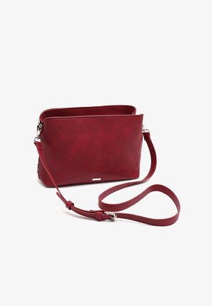Borsa a tracolla in pelle rossa texturizzata con forma rettangolare piatta, tracolla regolabile e dettagli in metallo argentato.
