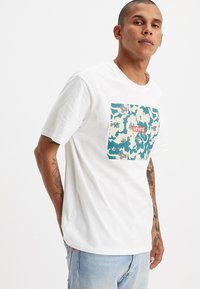 Levi's® - TEE - Printtipaita - babytab camo floral white Pienoiskuva 1