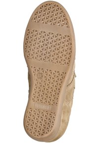 Τακάκι παπουτσιού σε ανοιχτό καφέ χρώμα με γεωμετρικό ανάγλυφο πέλμα, σήμανση μεγέθους 37 και ανάγλυφο το όνομα της μάρκας "PAVEMENT".