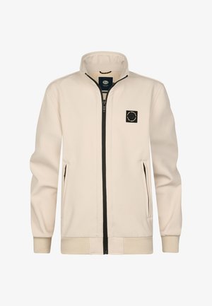 Beige bomberjakke med sort lynlås og logo, lagdelt over en grøn T-shirt. Båret med grå jeans og hvide sneakers. Glat tekstur overalt.