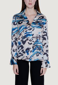 Blaue und schwarze gemusterte Bluse aus leichtem Stoff, mit Kragen, Knopfleiste und ausladenden Ärmeln.
