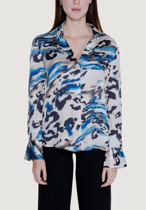 Blaue und schwarze gemusterte Bluse aus leichtem Stoff, mit Kragen, Knopfleiste und ausladenden Ärmeln.