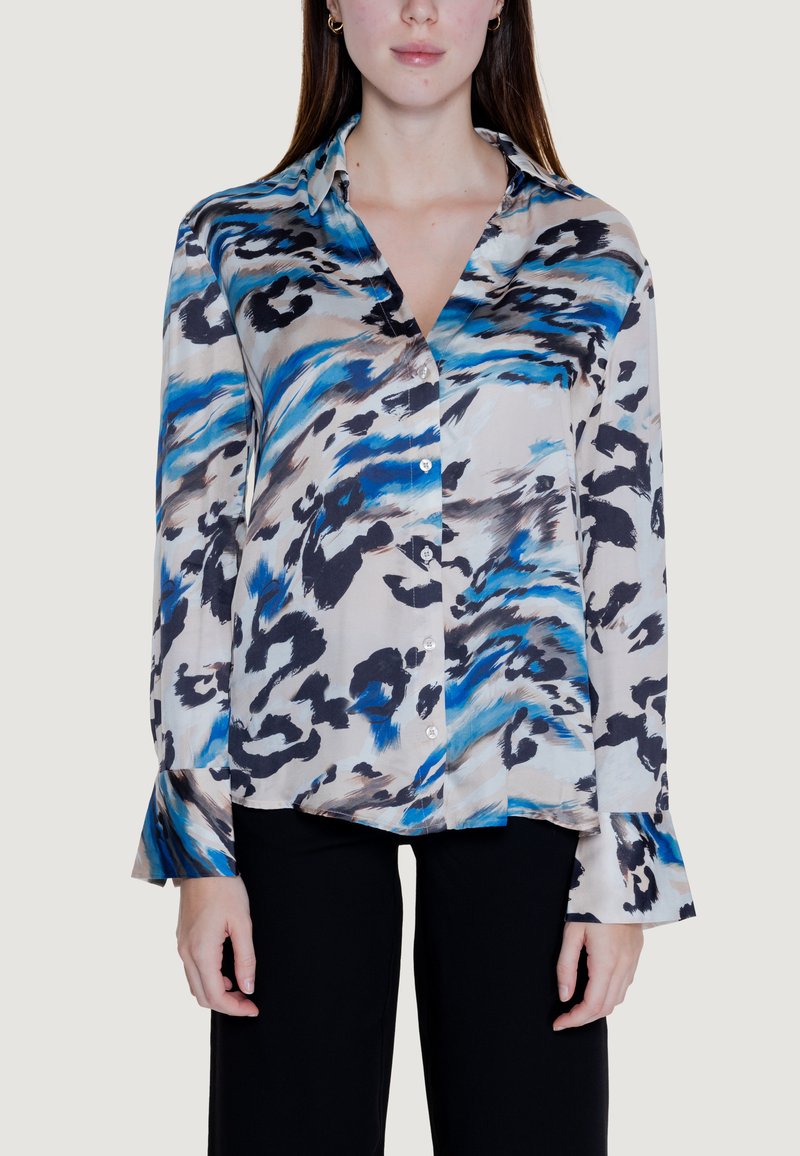 Blaue und schwarze gemusterte Bluse aus leichtem Stoff, mit Kragen, Knopfleiste und ausladenden Ärmeln.