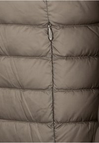 Bruine puffer gilet met horizontaal gestikte secties, voorzien van een voorkant met ritssluiting en een soepele stoftextuur.