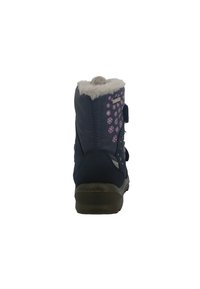 Botas de invierno de un oscuro color marino con un suave cuello de piel sintética gris, patrones de copos de nieve en rosa en el costado y una suela de goma negra resistente y texturizada.
