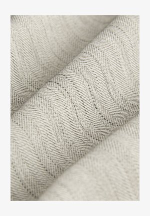 Heringbone-Musterstoff in hellgrau mit strukturierter Webart, versehen mit diagonalen Linien und subtilen Farbnuancen. Weiches und langlebiges Material.