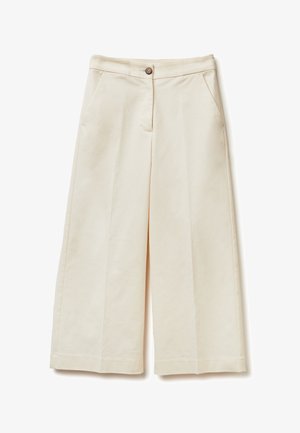 Pantalones de pierna ancha color crema hechos de una tela suave. Presentan un cierre frontal con botón, dos bolsillos laterales y un diseño a medida.