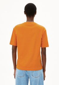 T-shirt orange à manches courtes avec un col rond, fabriqué en coton doux. Design simple, ourlet droit et sans embellissements visibles.