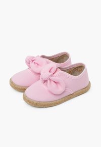 Scarpe di tela rosa con dettaglio a fiocco annodato sulla parte anteriore, punta rotonda e lati elasticizzati, con una suola in juta testurizzata.