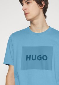 HUGO DULIVE - T-shirt estampada - medium blue