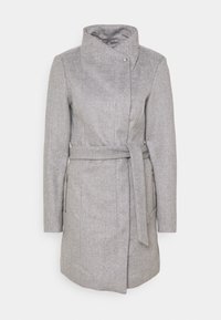 Cappotto di lana grigio chiaro a lunghezza ginocchio con alto colletto, cintura avvolgente, maniche lunghe e tasche laterali con zip, esposto piatto su uno sfondo bianco.