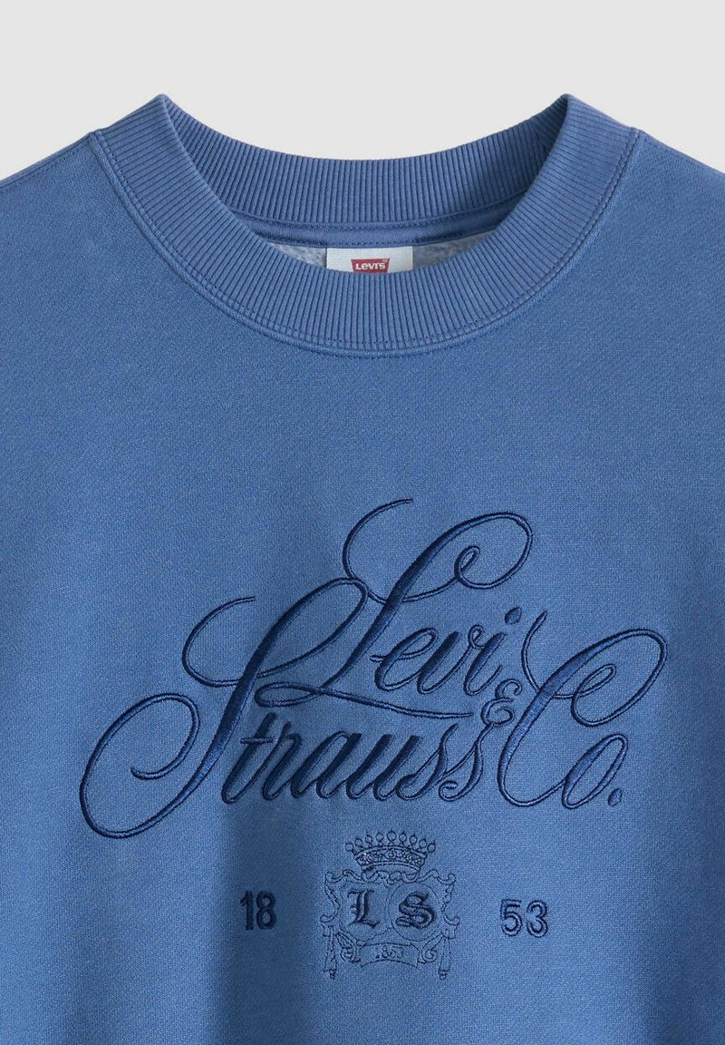Sweat-shirt col ras du cou Levi's bleu avec le logo brodé "Levi Strauss & Co." et un blason comportant les détails "18" et "53".