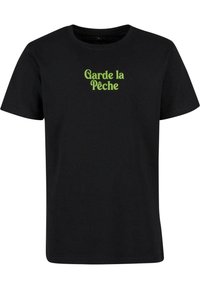 Melns kokvilnas T-krekls ar īsām piedurknēm, ar zaļu tekstu "Garde la Pêche" centrā krūtīs rotaļīgā fontā.