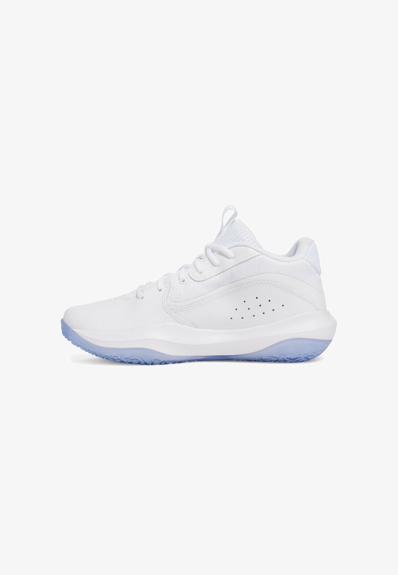 Chaussures de sport blanches avec une texture lisse, dotées d'une semelle en caoutchouc bleu clair, de panneaux en maille et de détails perforés sur le côté.