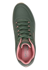 Grön perforerad sneaker med rosa accenter, rund tå, snörningsdesign och texturerad innersula märkt "Skechers Air Cooled Memory."