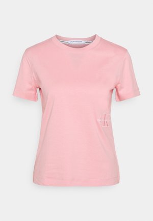 Lyserød bomulds T-shirt med korte ærmer, rund halsudskæring og et lille hvidt broderet logo på venstre bryst.