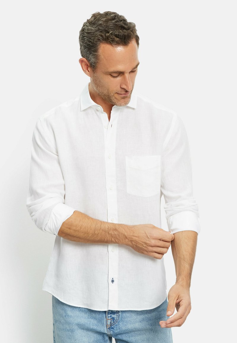 Weiße, langärmelige Leinenshirt mit Button-Down-Kragen, einer einzelnen Brusttasche und hochgerollten Ärmeln. Glatte Textur und lässiger Schnitt.