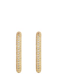 Pendientes de aro de oro con superficie texturizada, adornados con piedras transparentes a lo largo de un lado, bordes curvados y acabado pulido.
