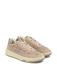 Beige suède sneakers met decoratieve studs en edelstenen, vetersluiting, gevoerde tong en een crèmekleurige rubberen zool. Zilveren accenten sieren de hak.