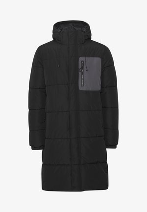 Pikk must puffer-jope, millel on hall tõmblukuga rinnatasku, reguleeritav kapuuts ja tikandiga disain. Omab elastseid mansette ja sirget helka.