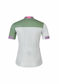 Krátky cyklistický dres v svetlo šedej farbe, so zelenou sieťovinou na vrchu, ružovými akcentmi na rukávoch a potlačou loga na dolnej časti chrbta.